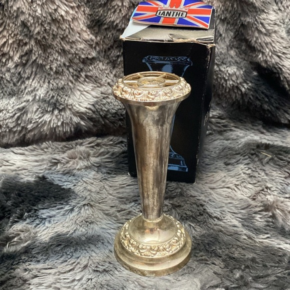 Ianthe Silver Vintage English silver-plated flower vase - Picture 2 of 16
